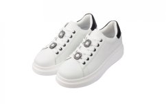 bílo-černé tenisky sneakersy s broží